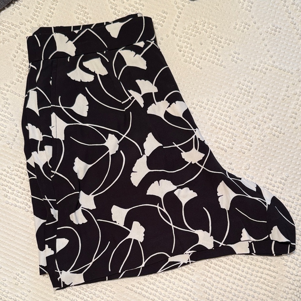 NWT: Ann Taylor Black and White Patterned Flowy Shorts